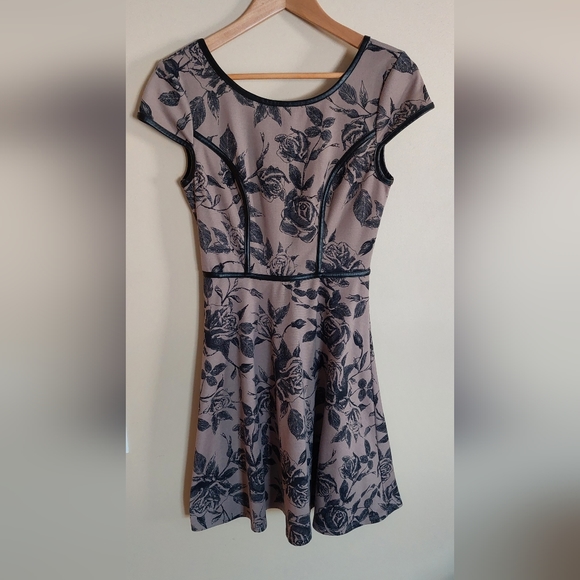Unique Floral/Rose Dress - Picture 1 of 6